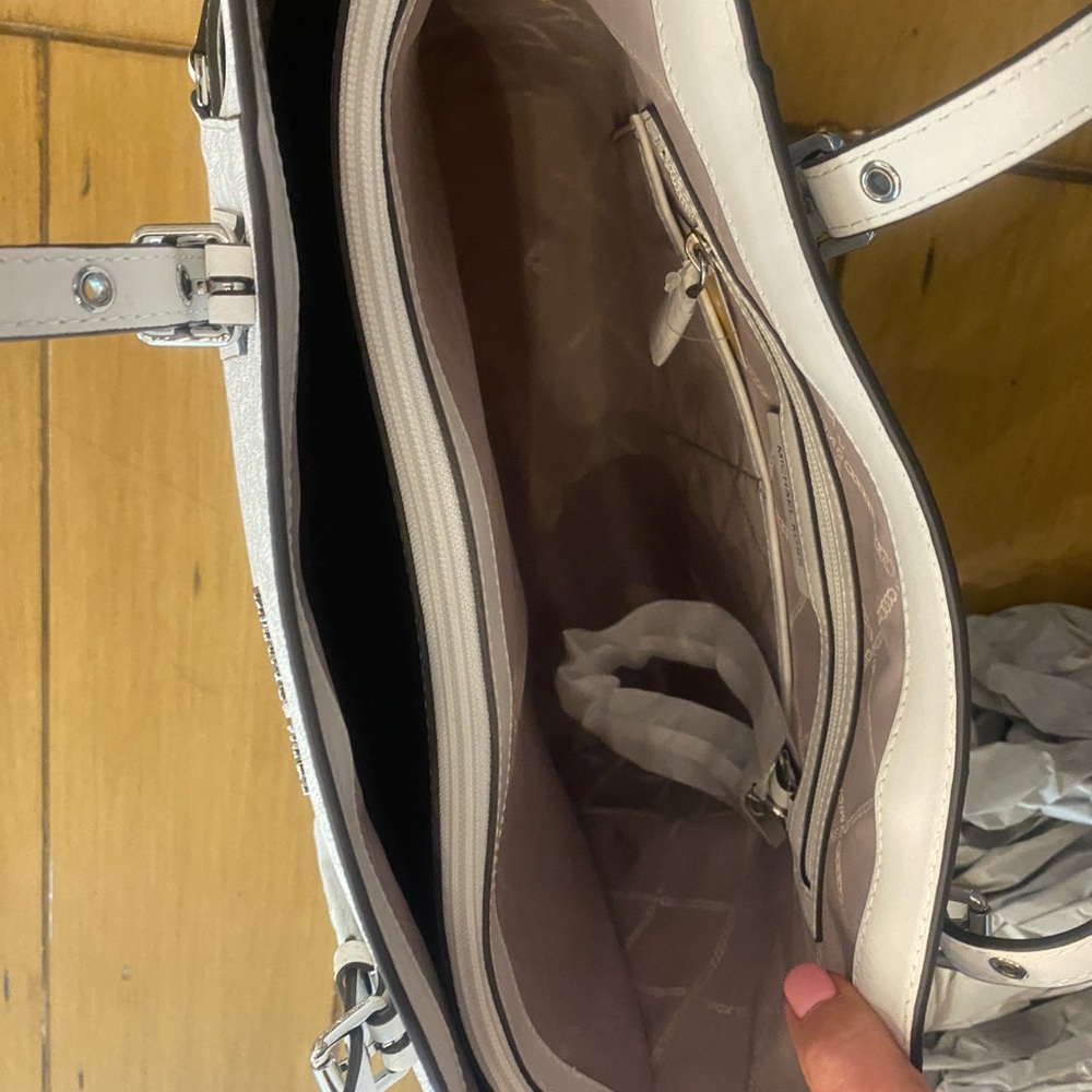 Michael Kors Voyager East West White Beige Signature Tote Authentic NEW w tags 🌷 - Picture 12 of 16